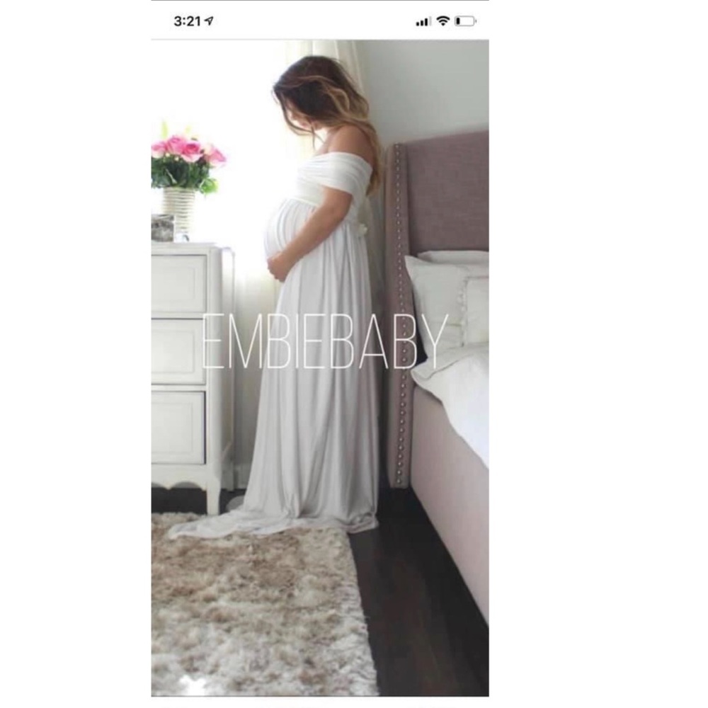 Size medium-large maternity dress!! Very beautiful & stretchy.